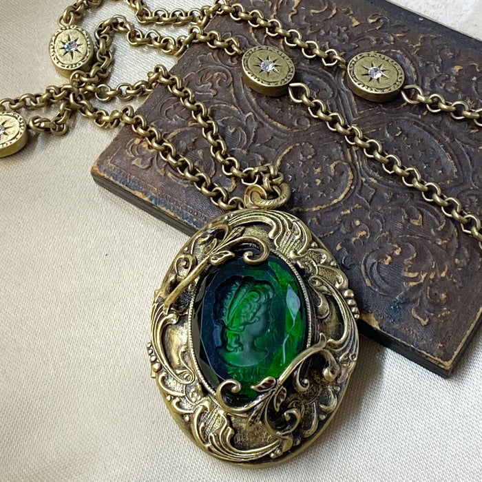 Vintage Emerald Green Intaglio Locket N1129